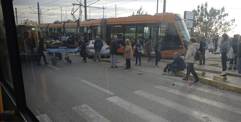 Ένας νεκρός και ένας βαριά τραυματίας από σύγκρουση τραμ με ΙΧ στο Παλαιό Φάληρο